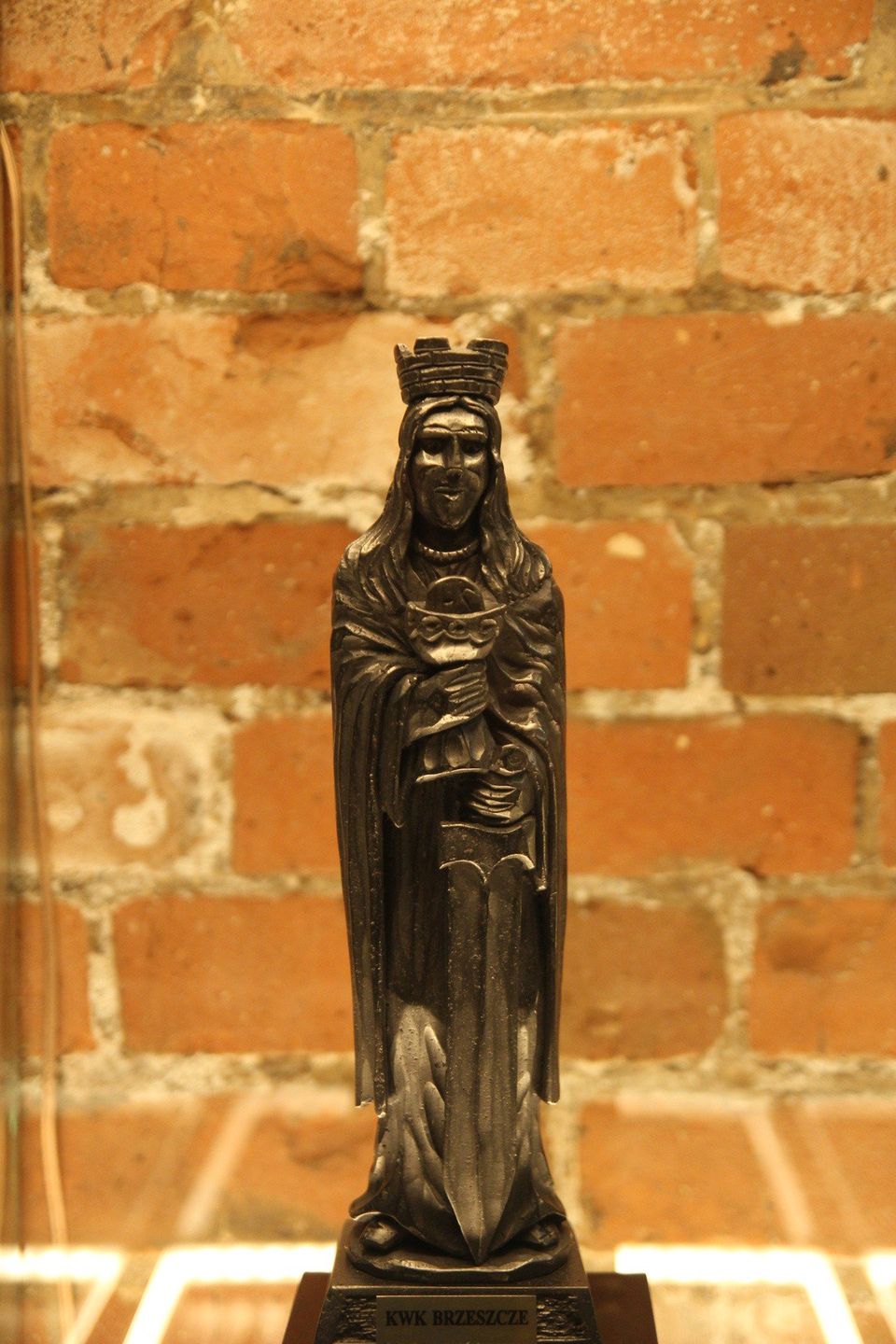 Figurka św. Barbary wykonana z węgla