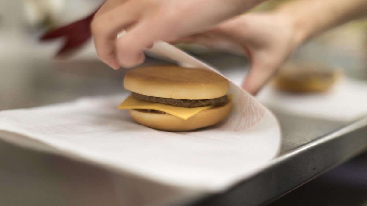 Czy sprzedaż burgera to dostawa żywności czy usługa gastronomiczna?