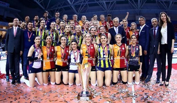 Wspólne zdjęcie siatkarek Fenerbahce i Galatasaray / fot. tvf.org.tr