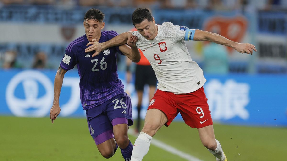 PAP/EPA / Ronald Wittek / Na zdjęciu: Nahuel Molina i Robert Lewandowski