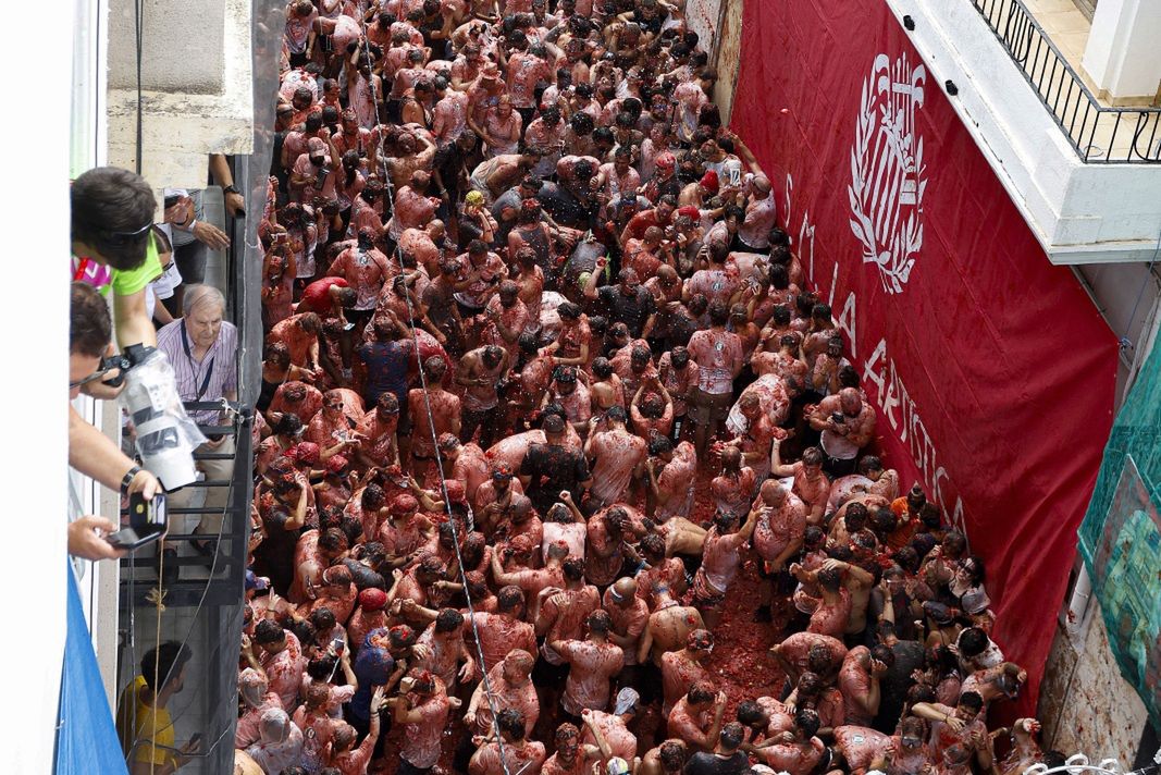 Tomatina gromadzi na ulicach hiszpańskiego miasta tysiące osób