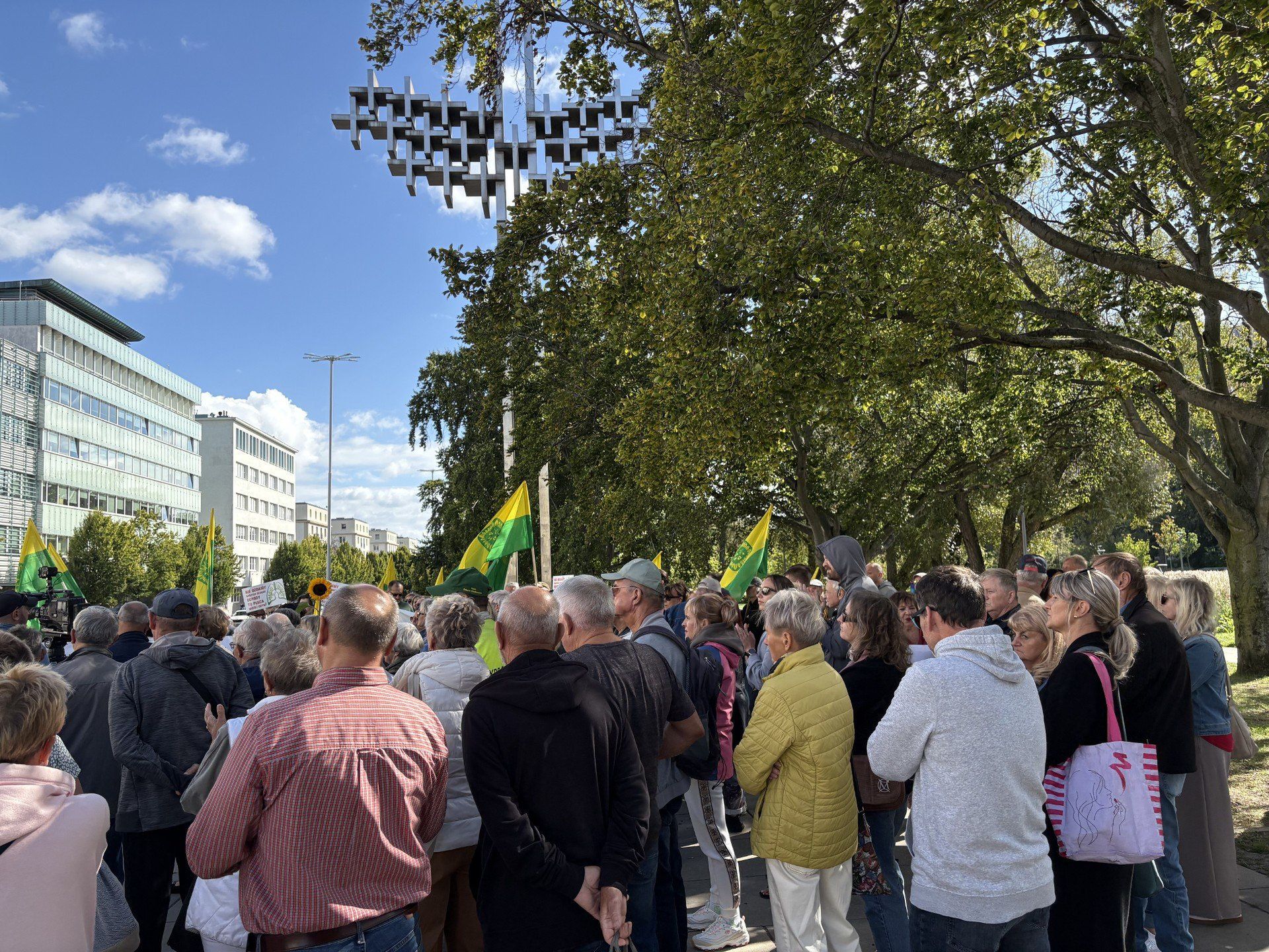 Działkowcy protestowali przed budynkiem magistratu w Gdyni