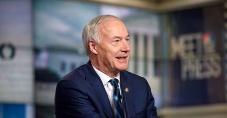 To Asa Hutchinson. Jednym ruchem rozzłościł miliony kobiet