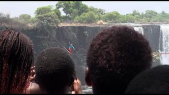 Dwóch śmiałków przespacerowało się po linie zawieszonej przed wodospadem Wiktorii