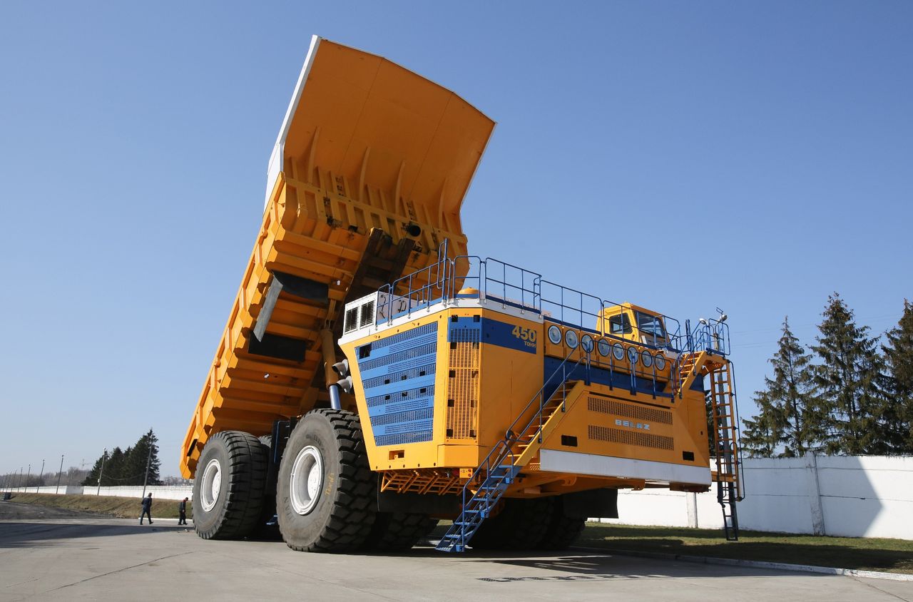 Belaz 75710 - opis największej wywrotki świata to liczby z pogranicza absurdu