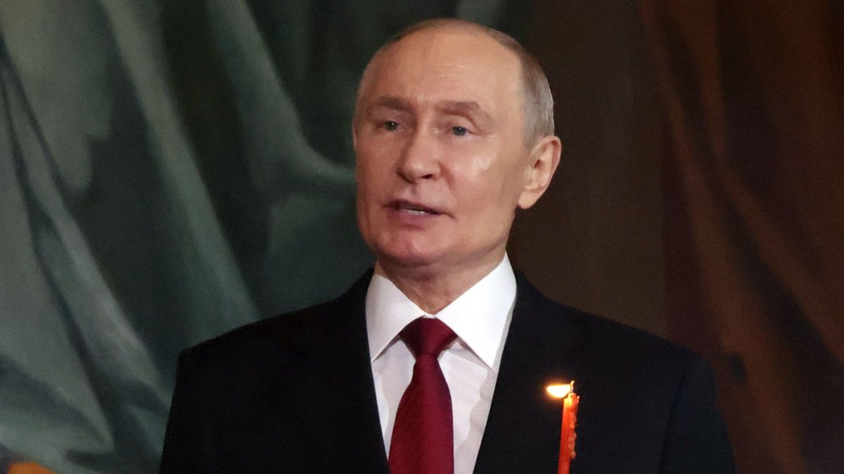 Władimir Putin w soborze w Moskwie.