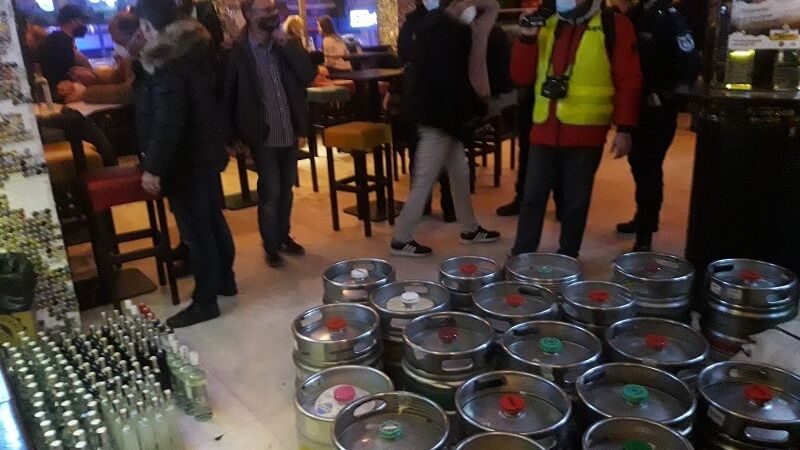 Policjanci zabezpieczyli cały alkohol w pubie PiwPaw w Warszawie | fot. PiwPaw