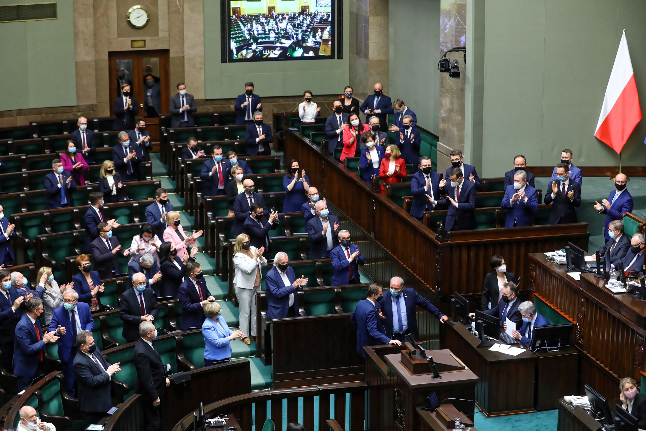 Warszawa, 04.05.2021. Reakcja polityków PiS po głosowaniu na sali obrad Sejmu w Warszawie, 4 bm. Sejm przyjął ustawę wyrażającą zgodę na ratyfikację decyzji o zwiększeniu zasobów własnych UE. (mr) PAP/Rafał Guz
