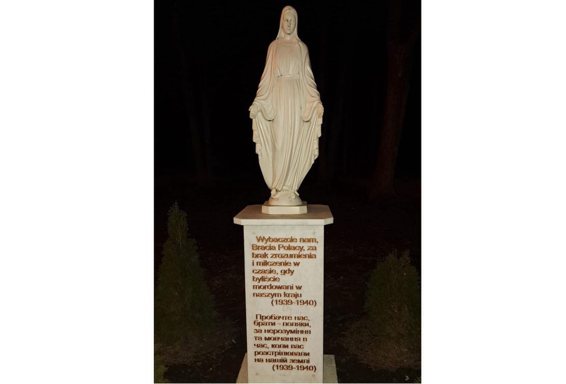 Figura Matki Boskiej ustawiona przez ukraińskich aktywistów