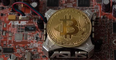 Kryptowaluty. Bitcoin otrzymał kilka ciosów. "Sezonowy szał minął"