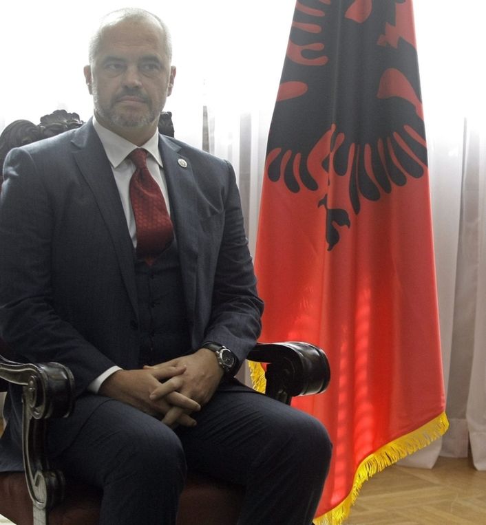 Premier Albanii Edi Rama (L) i premier Serbii Aleksandar Vucic (P)