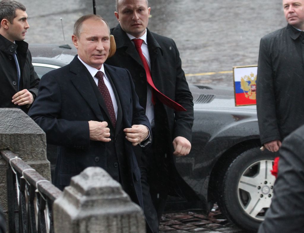 Władimir Putin w otoczeniu ochroniarzy 