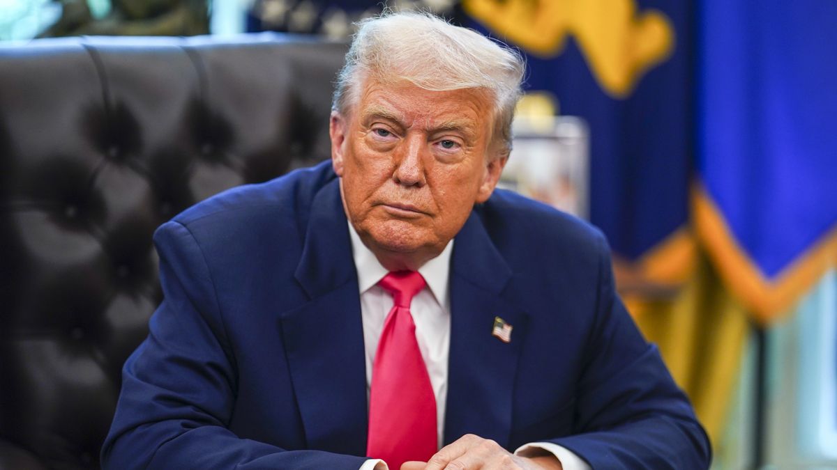 US President Donald Trump looks on during an event marking the 90th anniversary of the Social Security Act, in the Oval Office at the White House, Washington, DC, USA, 14 August 2025. President Trump also delivered remarks on the federal crime crackdown in DC, and his trip to Anchorage to meet with Russian President Vladimir Putin. EPA/WILL OLIVER / POOL Dostawca: PAP/EPA.