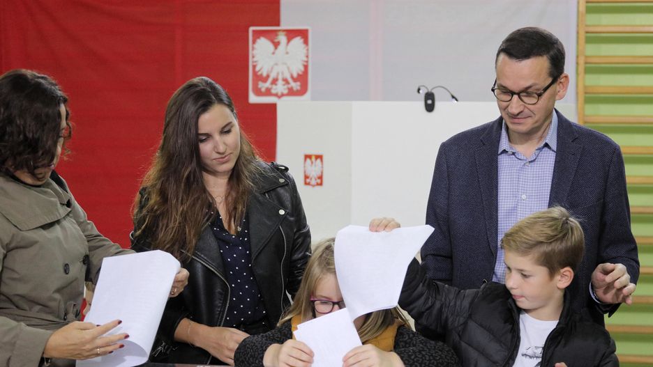 Premier Mateusz Morawiecki wraz z rodziną głosuje w wyborach parlamentarnych w 2019 roku. To były ostatnie wybory w Polsce, które można nazwać "świętem demokracji".
