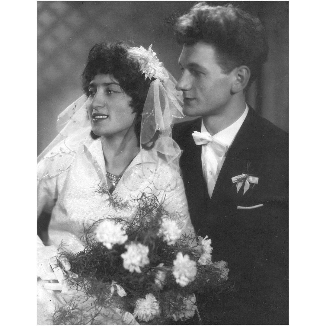 Mama Marcina Tyszki na ślubnej fotografii