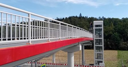 Otwarto kładkę nad Zakopianką. Piesi mogą czuć się bezpiecznie