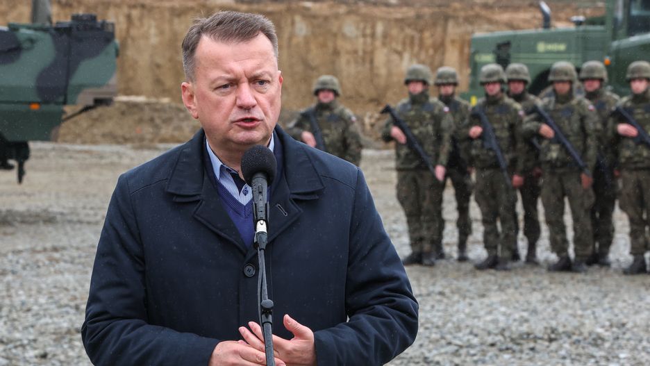 Wojnarowa, 09.10.2023. Minister obrony narodowej Mariusz Błaszczak podczas wypowiedzi dla mediów na terenie kompleksu wojskowego Wojnarowa, 9 bm. Szef resortu obrony podjął decyzję o sformowaniu 21. Lekkiego Batalionu Górskiego, podporządkowanego 21. Brygadzie Strzelców Podhalańskich. (amb) PAP/Grzegorz Momot