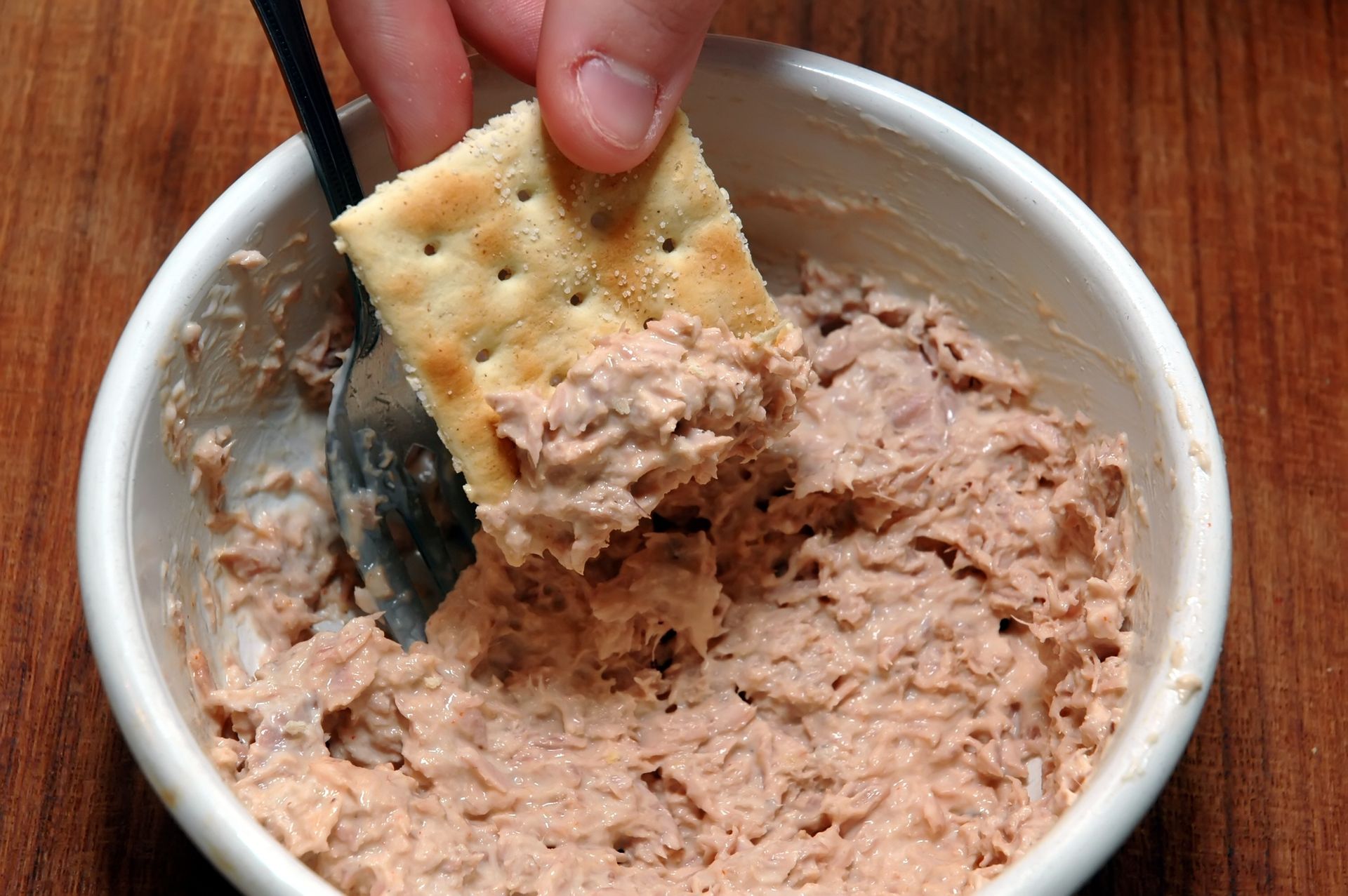 Wymieszaj z tuńczykiem i nałóż na chleb. Kremowa pasta kanapkowa jeszcze lepsza niż jajeczna