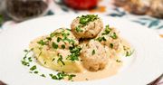 Od kiedy znam ten przepis, nie robię pulpetów inaczej. Z aksamitnym purée i śmietankowym sosem smakują obłędnie