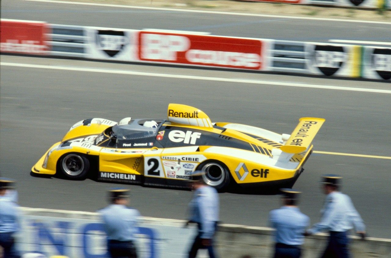 Jeden z pierwszych i ważniejszych samochodów wyścigowych turbo - Alpina-Renault A 422 z silnikiem Gordini. Była inspiracją dla Renault do stworzenia silnika turbo w Formule 1.