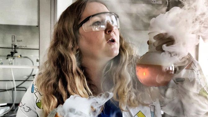 Wrocław. Naukowcy dla WOŚP. Doktor Urszula Komarnickazaprasza na dzień z życia szalonego chemika. W programie zwiedzanie  wydziału chemicznego Uniwersytetu Wrocławskiego oraz prywatny pokaz wystrzałowych eksperymentów