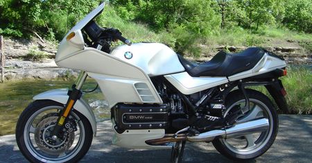 BMW K100: kanciasta odpowiedź z Niemiec na japońskie "czwórki"