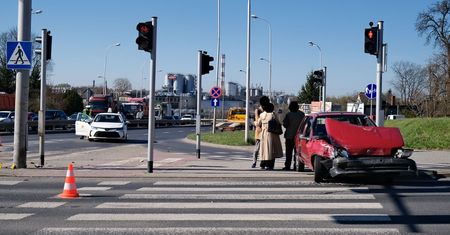 Pojechał prosto na strzałce do warunkowego skrętu, doprowadził do zderzenia z Uberem. Pasażerka z dzieckiem trafili do szpitala