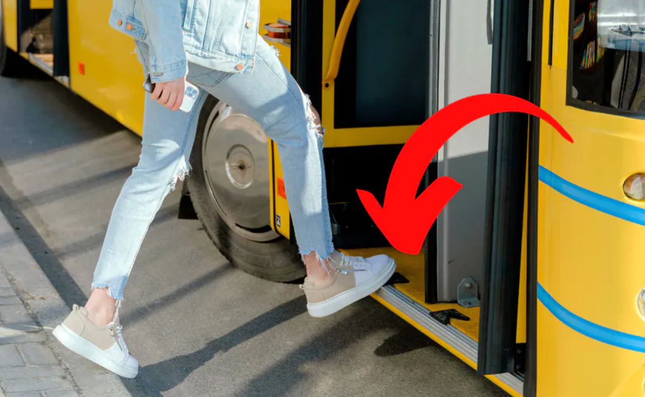 Żółte pola w autobusach spełniają określoną funkcję