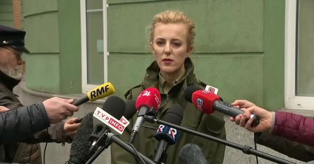 Straż Graniczna: Jeden z policjantów został uderzony kamieniem w twarz.