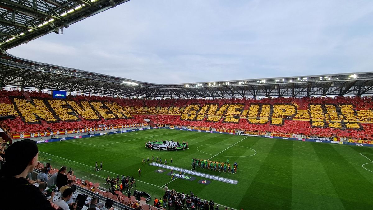 WP SportoweFakty / Kuba Cimoszko / Na zdjęciu: oprawa kibiców Jagiellonii Białystok