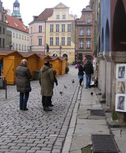 Jarmark świąteczny zasłania stoiska kupców z domków budniczych