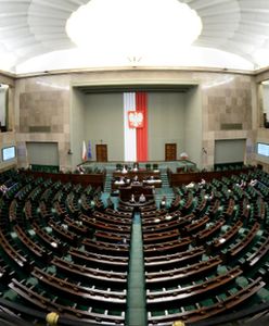 Dzieci i młodzież dekomunizują Polskę przed posiedzeniem Sejmu