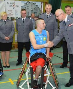 Policjanci z Konina zrobili zbiórkę na wózek sportowy dla lokalnego klubu koszykówki na wózkach