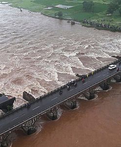 Autobusy wpadły do rzeki w Indiach. Co najmniej 22 osoby zginęły