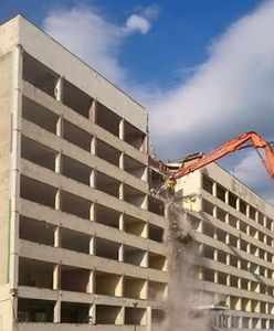 Gruz spadł na miejski autobus. Na szczęście nie ma poszkodowanych