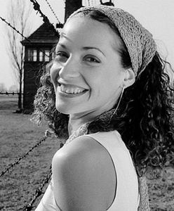 Tańczą i śmieją się w Auschwitz? Kontrowersyjna wystawa w MOCAK-u