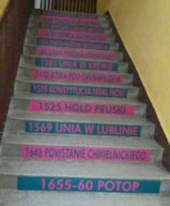 W lubońskim gimnazjum uczniowie uczą się historycznych dat, wchodząc po schodach