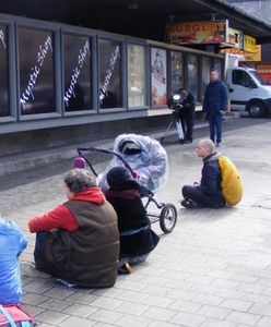 Poznaniacy medytowali przed sklepem z dopalaczami na ul. Głogowskiej