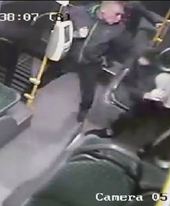 Lublin: brutalny napad na nastolatka w autobusie. Policja prosi o pomoc w ujęciu sprawców