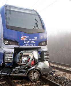 Piotrków Trybunalski: Auto wjechało pod pociąg na strzeżonym przejeździe kolejowym. Zginął kierowca