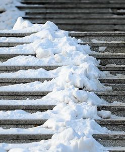 IMGW wydał ostrzeżenia dla 10 województw. Bardzo ślisko na drogach i chodnikach