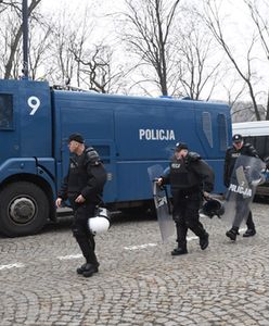 Warszawa: policja ściągnęła posiłki. Opancerzony wóz na miejscu protestu
