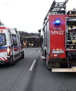 Autostrada A1 zablokowana. Jedna osoba nie żyje, ciężarówka leży na boku