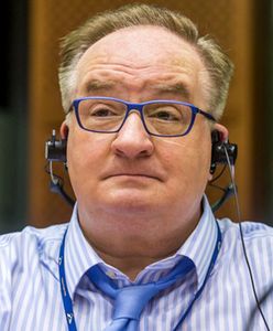 Wulgarny napis na drzwiach biura Jacka Saryusza-Wolskiego. Policja wszczęła dochodzenie