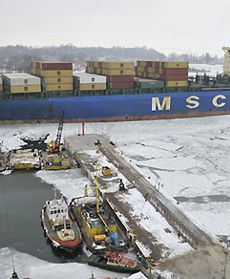 Olbrzym wpłynął do portu