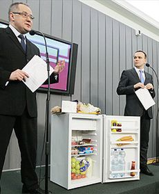 Przynieśli do sejmu... lodówkę