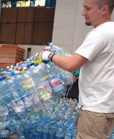 Studencka tratwa z butelek