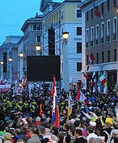 Tłum czeka na błogosławionego