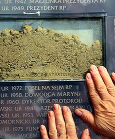 Tablica z ziemią smoleńską