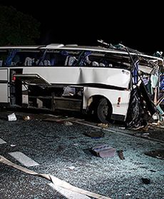 "Czołówka" autobusu i tira